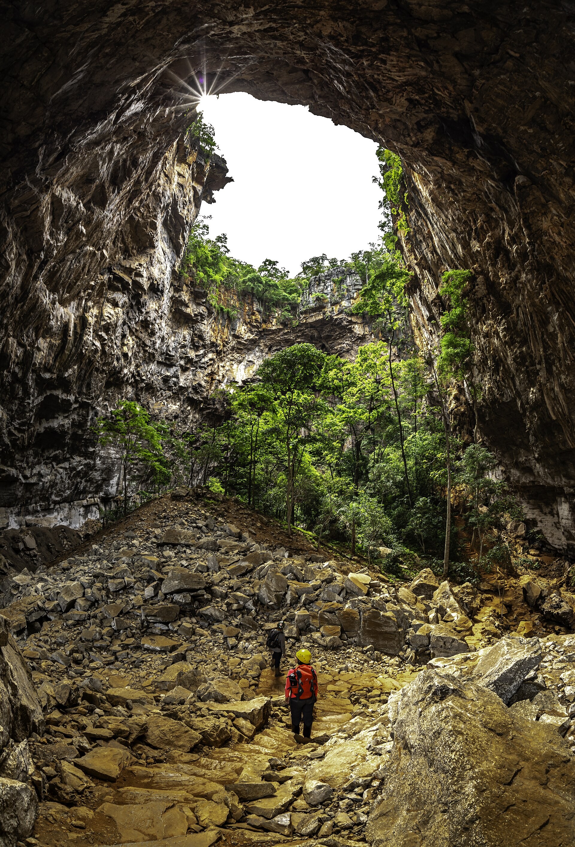 Abertura de rocha e mata no conjunto do Janelão, Parque Nacional Cavernas do Peruaçu.